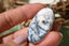 Pendentif opale blanche dendritique naturelle - Pierre aux motifs arborescents