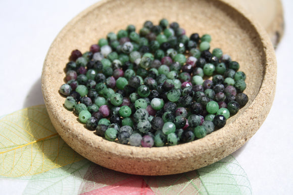 RUBIS ZOISITE facettée, 4 mm